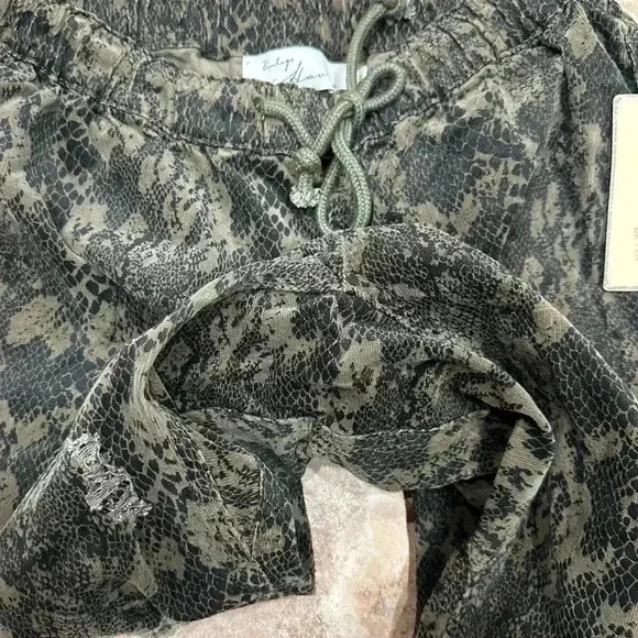 NWT Women’s Vintage Havana Snake Skin Print Joggers Drawstring Brown Pants Small - Picture 9 of 16